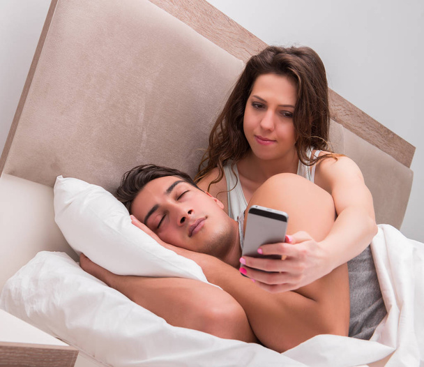 Дружина читає своїм чоловікам смс-повідомлення
 - Фото, зображення