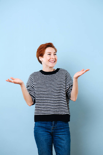 Portrait of a cheerful middle aged woman with short ginger hair. - Foto, imagen