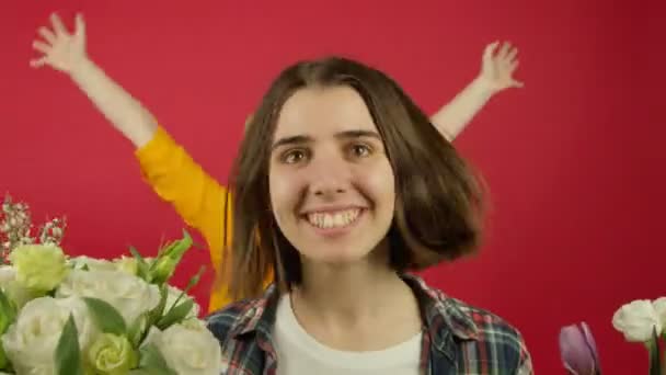 glimlachend meisje en volwassen vrouw dansen met bloemen - Video