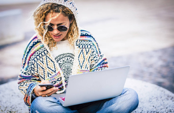 Mulher no trabalho com tecnologia de internet em roaming ao ar livre durante o estilo de vida de viagem
  - Foto, Imagem