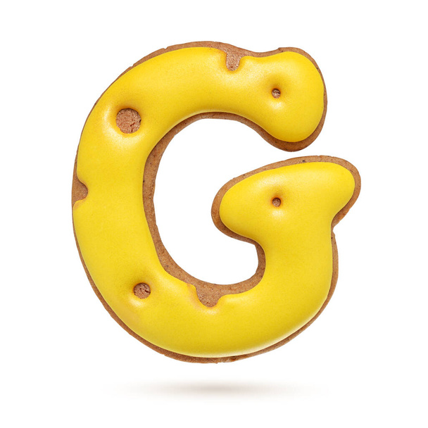 Großbuchstabe G gelb selbstgebackener Lebkuchen isoliert auf weißem Hintergrund. - Foto, Bild
