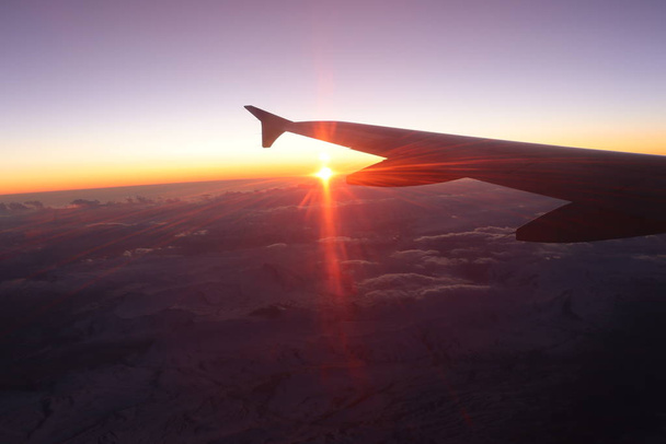 zachód słońca z okna samolotu - Zdjęcie, obraz