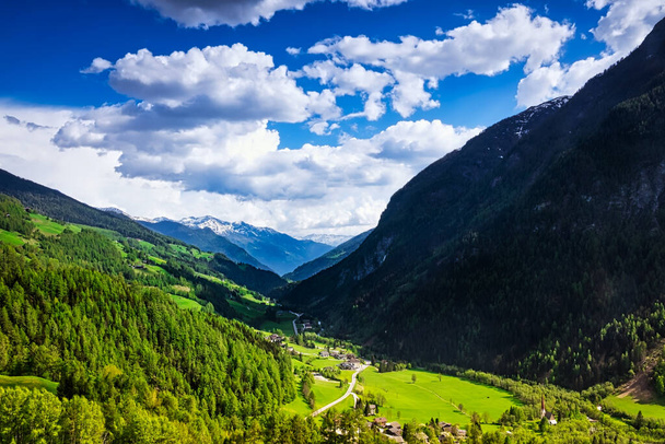 Austriacka wioska w dolinie otoczona górami - Zdjęcie, obraz