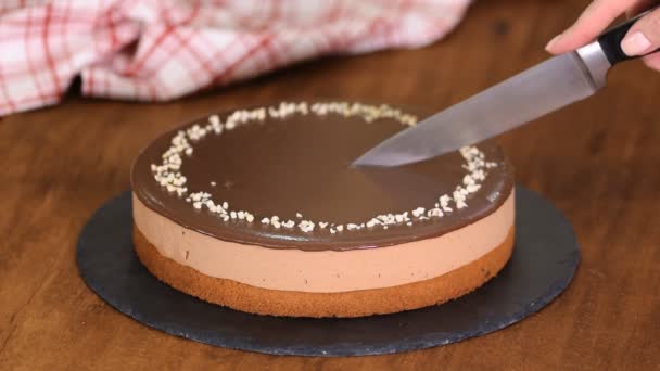 Çikolatalı kremalı pasta ile kesilmiş şekerlemeci elleri.. - Video, Çekim