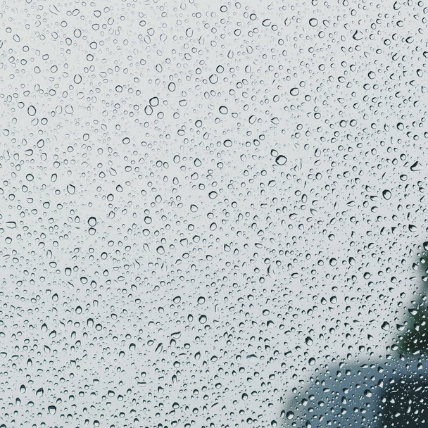 a víz eső csepp üvegablakon - Fotó, kép