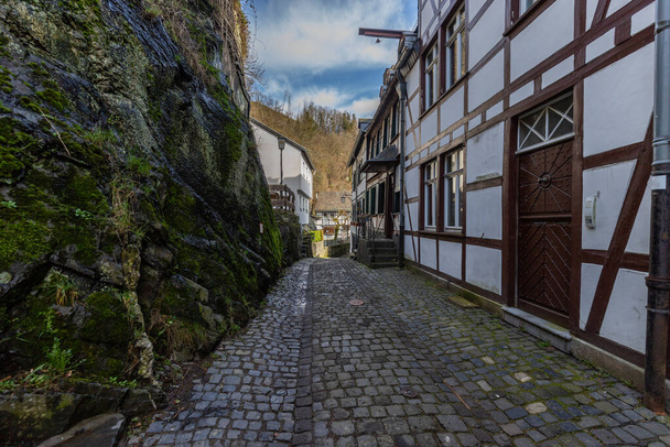 Carretera estrecha pavimentada con casas de entramado de madera en Monschau, Eifel, Alemania
 - Foto, Imagen