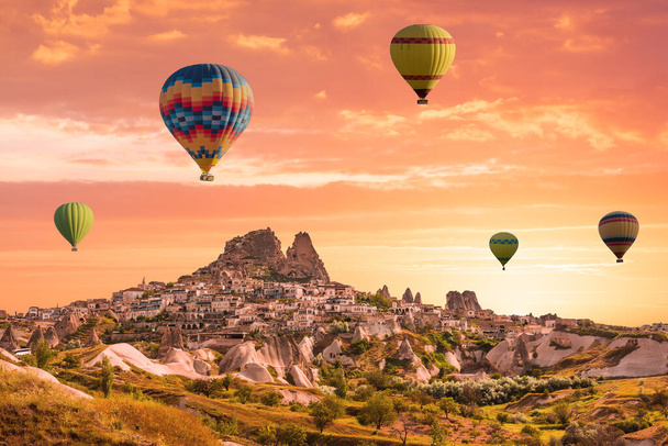 Colorful hot air balloons over valley Cappadocia - Foto, imagen