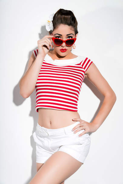 sexy retro pin-up meisje met zonnebril en het dragen van rode lippenstift - Foto, afbeelding