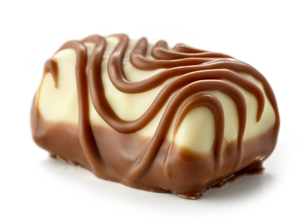 Schokoladenpraline isoliert auf weißem Hintergrund, selektiver Fokus - Foto, Bild