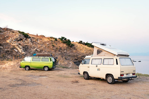 Ormos Panagias, Greece, 28 / 06 / 2019: Klasszikus évjáratú szabadidős járművek parkolnak a tengerparton. Lakókocsi életmód - Fotó, kép