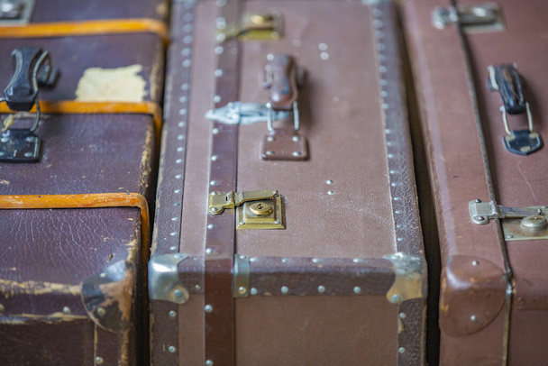 Vintage brązowa oryginalna skórzana walizka na podróż. Wykonane w połowie XX wieku - Zdjęcie, obraz