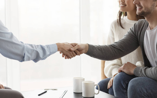 Couple And Psychologist Shaking Hands After Therapy In Office, Cropped - Fotoğraf, Görsel