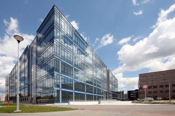 Novos edifícios futuristas modernos e skyes azuis em dias nublados
 - Foto, Imagem