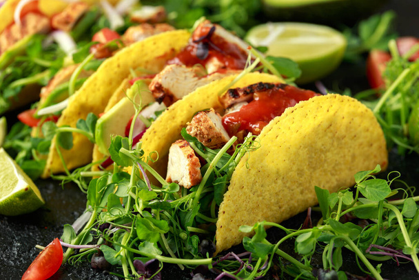 Grilovaná kuřecí prsa a hrachová výhonky salátové tacos se sladkou chilli rajčatovou omáčkou - Fotografie, Obrázek