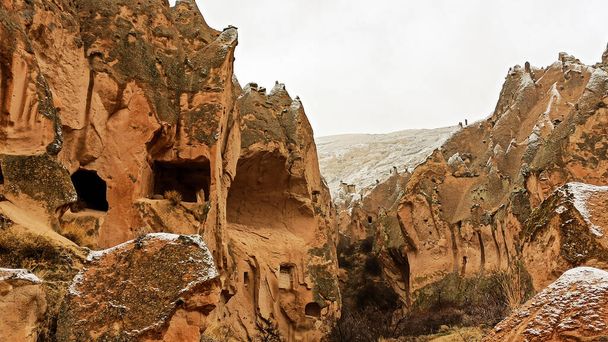 Jaskinie i klasztory wyryte na skałach Tufa w Zelve Open Air Museum (Zelve Valley) w sezonie zimowym w Kapadocji, Turcja - Zdjęcie, obraz