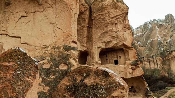 Cave houses and monasteries carved into Tufa Rocks at Zelve Open Air Museum (Zelve Valley) in winter season in Cappadocia, Turkey - Foto, imagen