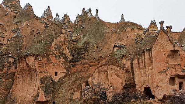 Jaskinie i klasztory wyryte na skałach Tufa w Zelve Open Air Museum (Zelve Valley) w sezonie zimowym w Kapadocji, Turcja - Zdjęcie, obraz