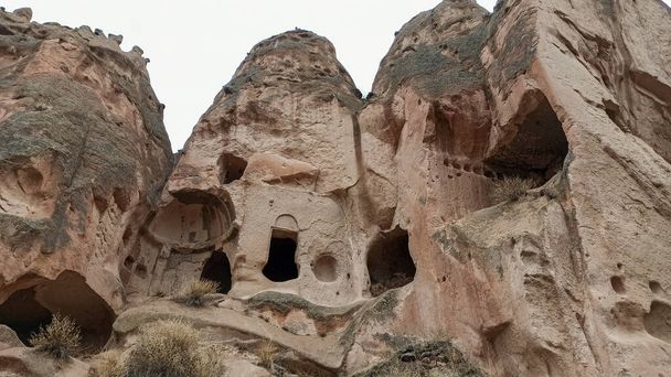 Jeskynní domy a kláštery vytesané do Tufa Rocks v Zelve Open Air Museum (Zelve Valley) v zimní sezóně v Cappadocia, Turecko - Fotografie, Obrázek
