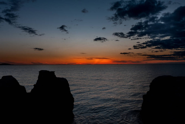Zonsondergang. Kustkalksteenformaties, raukar, bij Byrum op het Zweedse eiland Oland, het eiland van zon en wind in de Oostzee - Foto, afbeelding