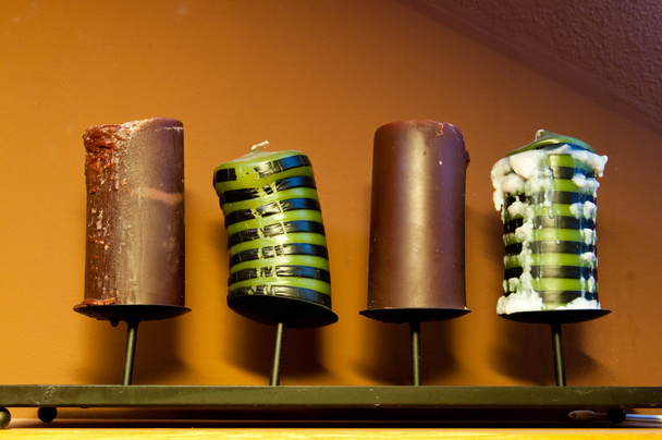 négy különböző színű gyertyát, a párkányon álló - Fotó, kép