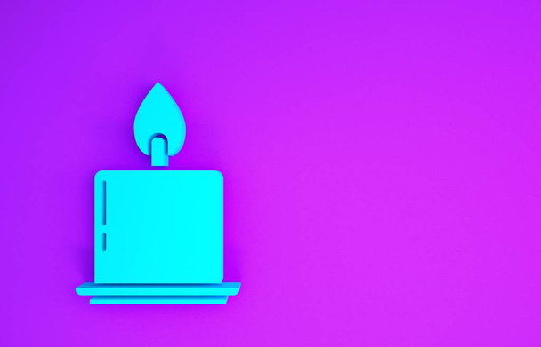 Vela azul ardiente en el icono del candelero aislado sobre fondo púrpura. Vara cilíndrica con llama ardiente. Concepto minimalista. 3D ilustración 3D render - Foto, Imagen