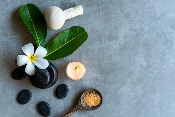 Thai Spa. Top view of white Plumeria flower setting for massage treatment and relax on black blackboard for text banner and copy space. Spa flower with black stones pile for body therapy.  Lifestyle Healthy Concept - Foto, Imagem