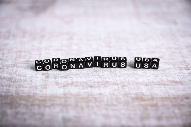 Mi az a koronavírus szó fablokkra írva? Mi a coronavirus szöveg fa asztalon a desing, coronavirus koncepció tetejére nézet. - Fotó, kép