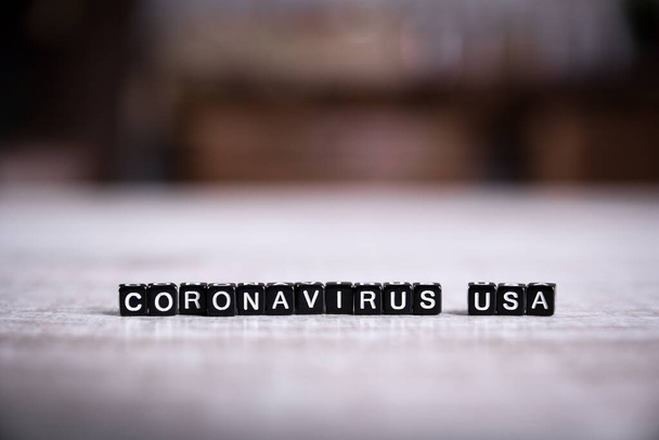 co je koronavirové slovo napsané na dřevěném špalku. co je coronavirus text na dřevěném stole pro vaše desing, coronavirus koncept top view. - Fotografie, Obrázek
