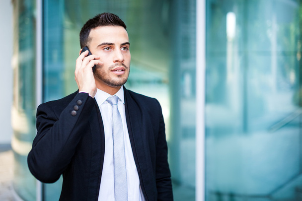 Businessman talking on the phone - Foto, afbeelding
