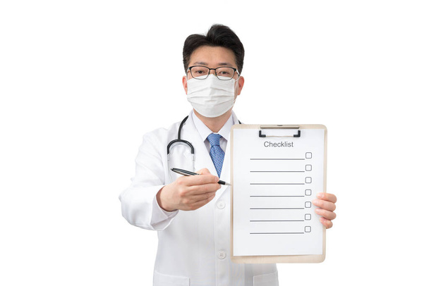 Moyen âge asiatique médecin tenant presse-papiers sur fond blanc
. - Photo, image
