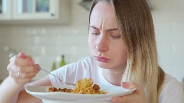 Portrait of woman eating spaghetti - Filmati, video