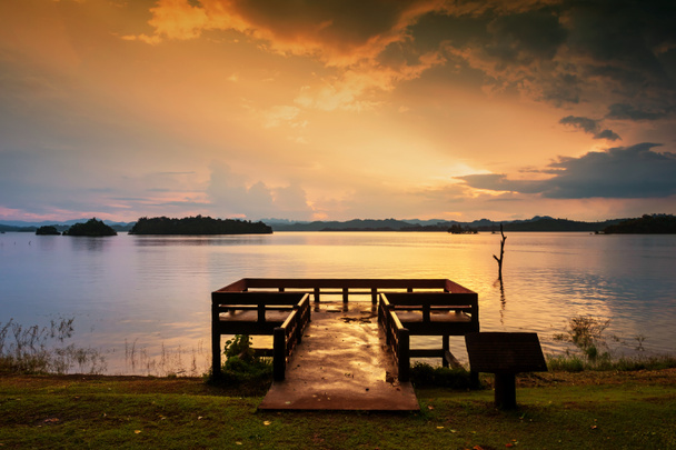 pom moe dřevěný pohled s paprsky přes jezero za soumraku s soumraku oblohy Vajirthe korn přehrady v Khao Laem National Park, Kanchanaburi, Thajsko. Slavný orientační bod při západu slunce. - Fotografie, Obrázek