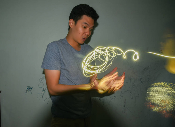 Asie homme peinture légère courbes dans l'obscurité, peinture légère
 . - Photo, image