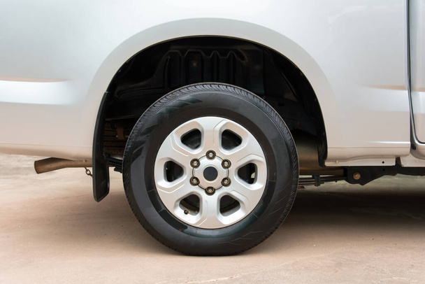 cerrar de bronce camioneta eje trasero ruedas y neumáticos
. - Foto, Imagen