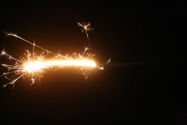 um sparkler no fundo preto
 - Foto, Imagem