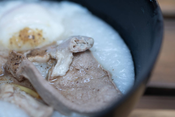 Cobertura de mingau de arroz com ovo cozido e fígado de porco, comida tailandesa
 - Foto, Imagem