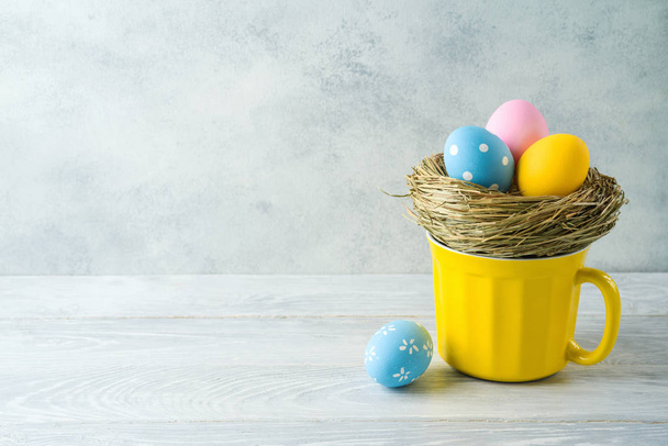 Easter holiday decorations with easter eggs on wooden table - Valokuva, kuva