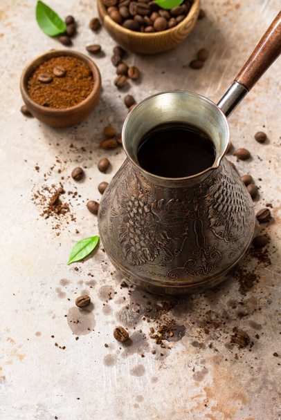 Kaffee am Morgen. Türkischer Kaffee in Türkisch und Kaffeebohnen auf einer Stein- oder Schieferarbeitsplatte. Kopierraum - Foto, Bild