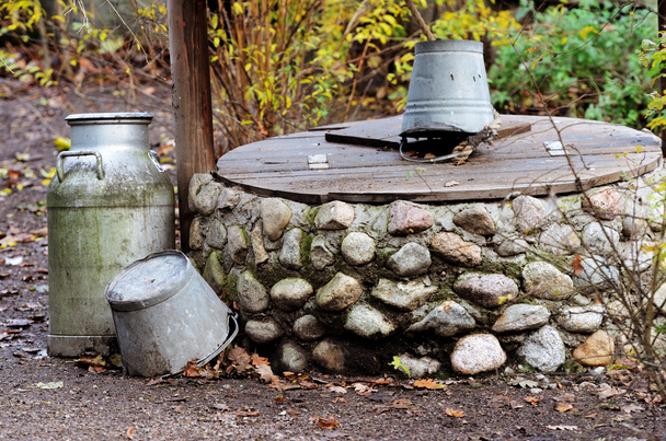 puits de pierre rustique, peut et seau
 - Photo, image