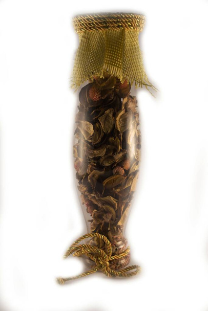 Vase gefüllt mit getrockneten Blättern - Foto, Bild