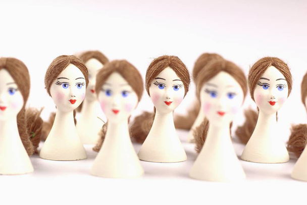 Cabezas de porcelana blanca con una cara pintada para hacer muñecas. Artesanía popular
. - Foto, Imagen