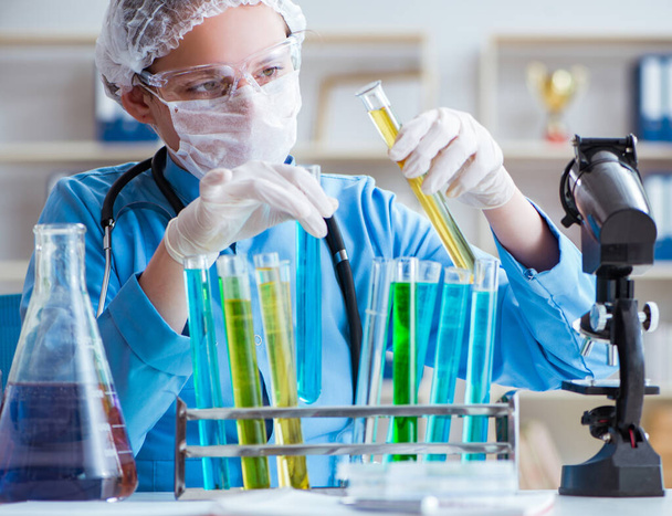 Исследовательница-женщина проводит эксперименты в лаборатории - Фото, изображение