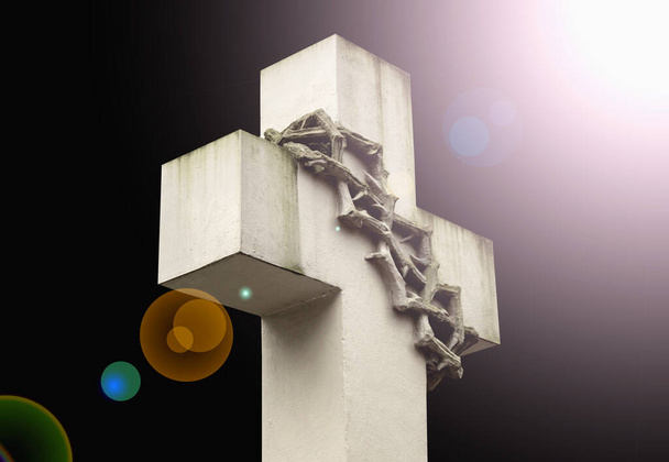 とげの冠で十字架。苦しみの象徴 - 写真・画像