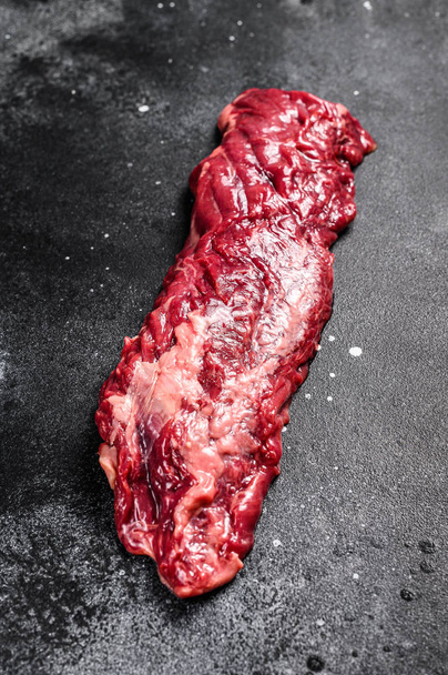 Rauw bovenblad, Denver biefstuk. Zwarte achtergrond. Bovenaanzicht - Foto, afbeelding