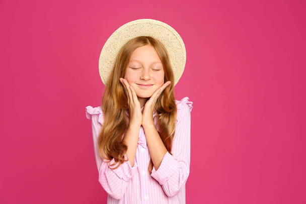 Portré tizenéves lány kalap rózsaszín háttér - Fotó, kép