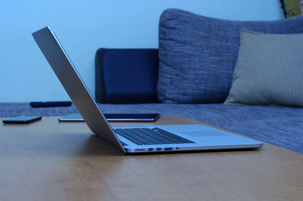 Nézet egy laptop pc egy asztalon egy otthoni irodai környezetben a nappaliban. - Fotó, kép