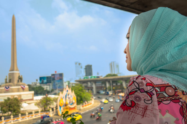 Исламистки смотрят на монумент победы в Бангкоке - Фото, изображение