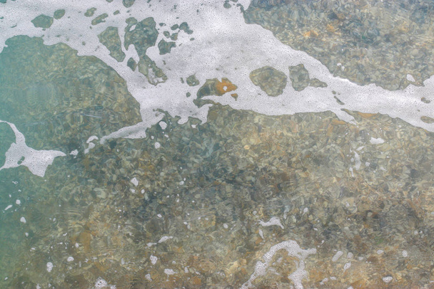 Vista superior ondas de textura, espumando e espirrando no oceano, dia ensolarado. Mar tropical bonito na imagem da estação do verão pela vista aérea. Fundo marinho abstrato. Ondas oceânicas close-up
.    - Foto, Imagem