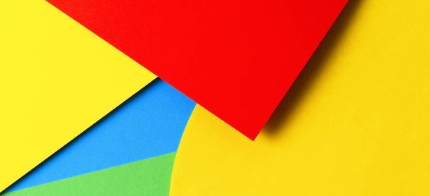 Abstraktní barevné papírové textury pozadí. Minimální geometrické tvary a linie ve žluté, světle modré, červené, zelené - Fotografie, Obrázek