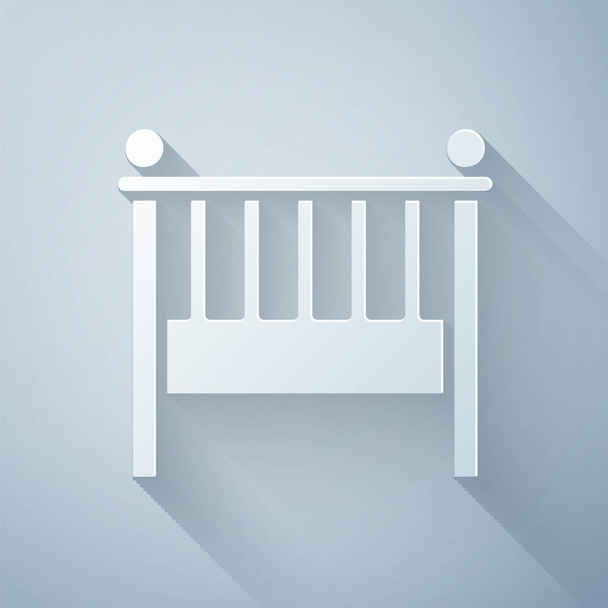 Papiergeschnittenes Babybett-Icon isoliert auf grauem Hintergrund. Papierkunst. Vektorillustration - Vektor, Bild
